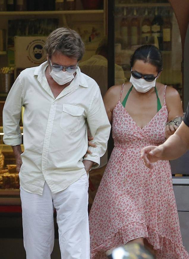 设计|55岁巩俐近照曝光，膀大腰圆难逃中年发福，老公依旧宠溺