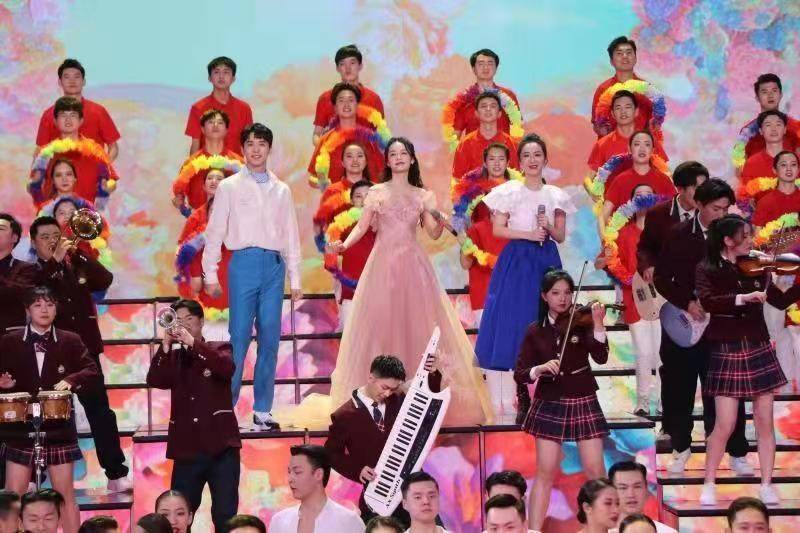仙女|五四晚会彩排曝光！热巴穿一步裙跟吴磊同框，李沁小仙女造型超美