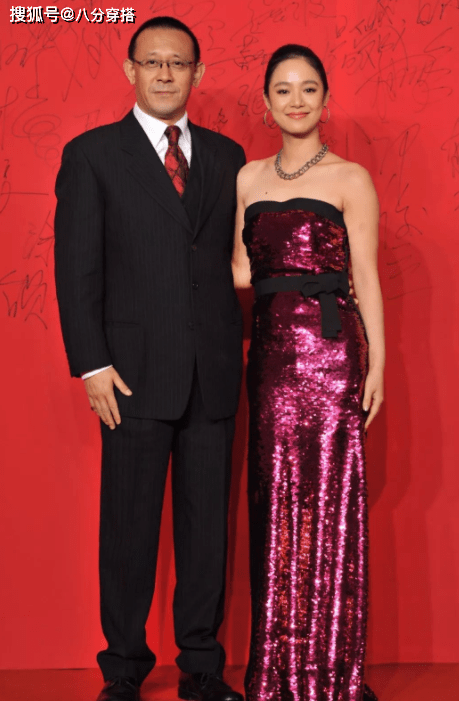 姜文|姜文的眼光真好，妻子周韵一袭黑色连衣裙成熟优雅，气质高级