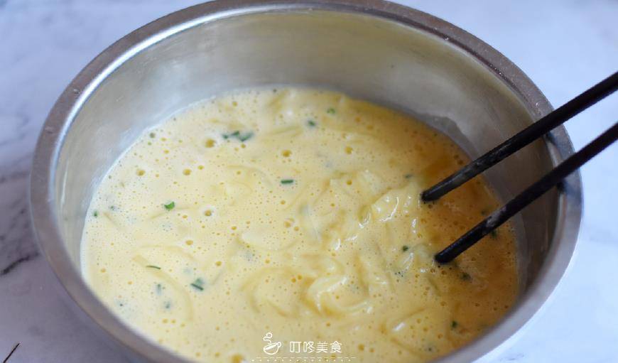做法|豆浆油条吃腻了，试试这样做早餐，不揉面不碰面，10分钟就做好