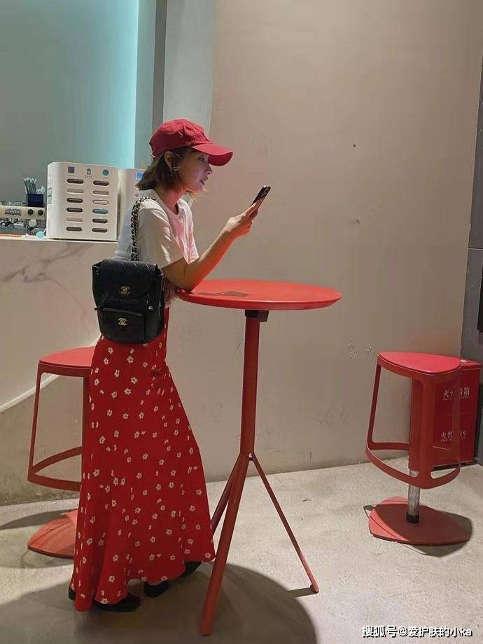 感觉|38岁吴昕认真打扮是真好看,简单T恤配碎花裙,减龄元气像学生妹