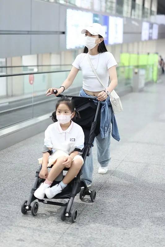 下装|包贝尔老婆不避嫌，领着女儿出门穿T恤还要露腰，但好身材真惹眼
