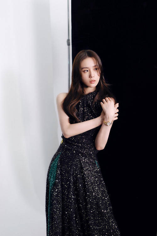 设计|刘诗诗最新大片，穿红色亮片裙，半躺地上上演美人鱼出水