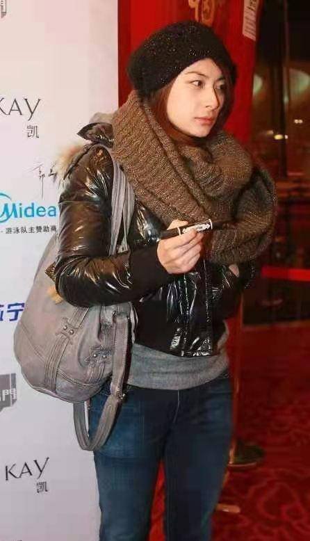 黑色|郭晶晶携女逛街！打扮老气身材发福像大妈，霍启刚弯腰驼背没气质