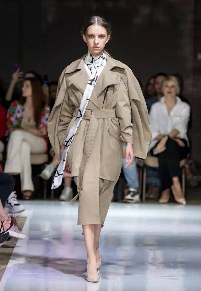 Part|早夏穿搭一筹莫展？别犯傻了，去年旧风衣今年换个搭配依旧很时髦