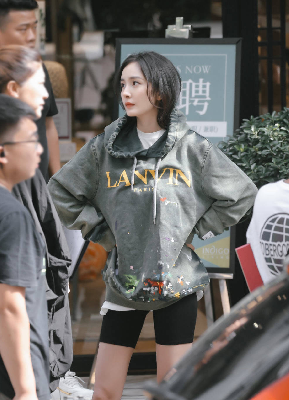 健美|初夏怎么穿？学杨幂这样穿衬衫配露腰背心加短裤，又酷又潮很青春