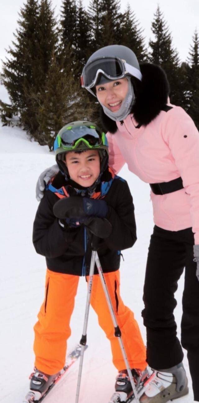 黑色|李嘉欣带儿子滑雪,穿得很“醒目”,49岁的妈妈却依旧是少女心