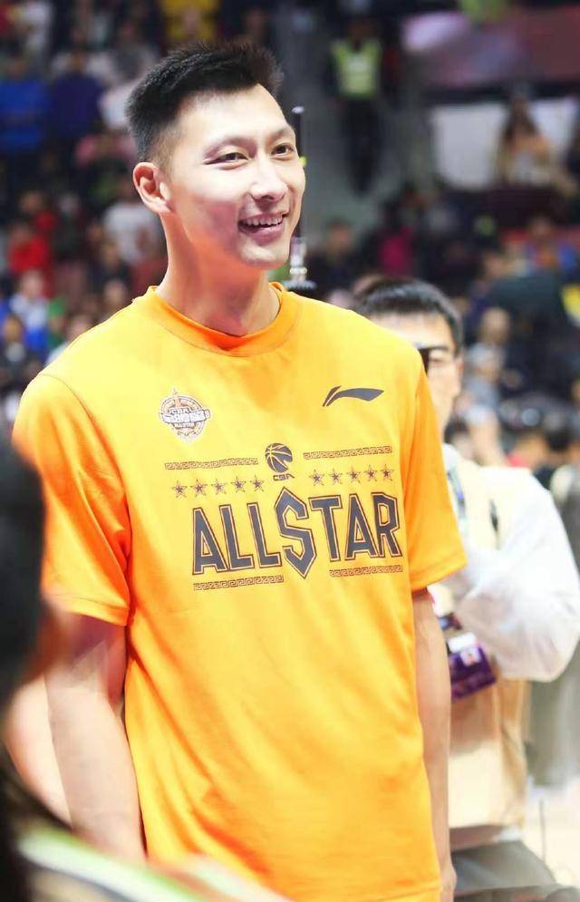 黑色|易建联跟娄艺潇合影，穿蓝色个性外套配长裤，一双大手像“簸箕”