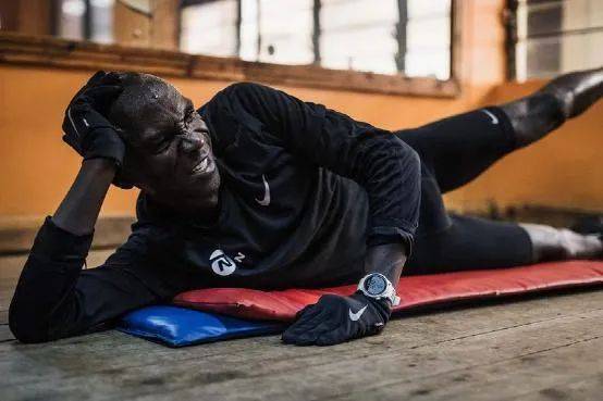 锻炼臀部外侧肌肉——臀中肌的训练动作▲基普乔格挑战"破2"纪录片