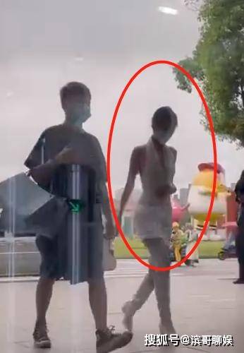 相片|乔欣穿白色深v上衣被拍！腿超细靴筒空一块，大露美背身材火辣