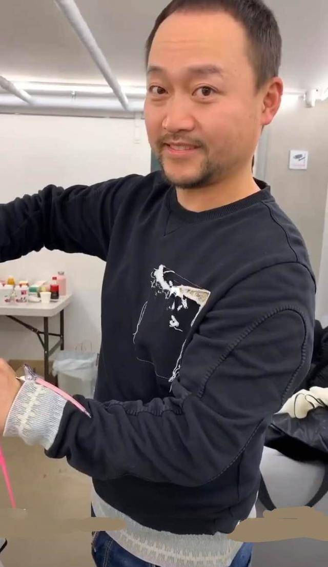 发型|夏瓷炫换新发型美爆！男发型师是发小，经纪人曝光比于晓光还要帅