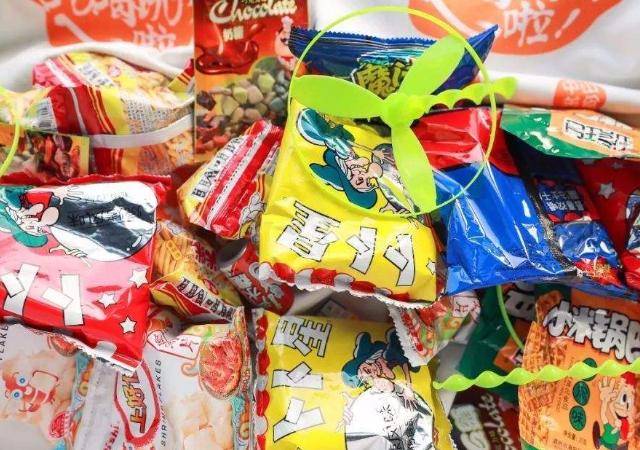 小孩|4种小孩最喜欢的零食，辣条第一实至名归，第三种冷藏更好吃