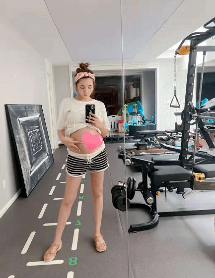 色彩|麦迪娜挺大肚为姜潮庆生!儿子罕见露正脸,穿背心五官比爸爸还帅