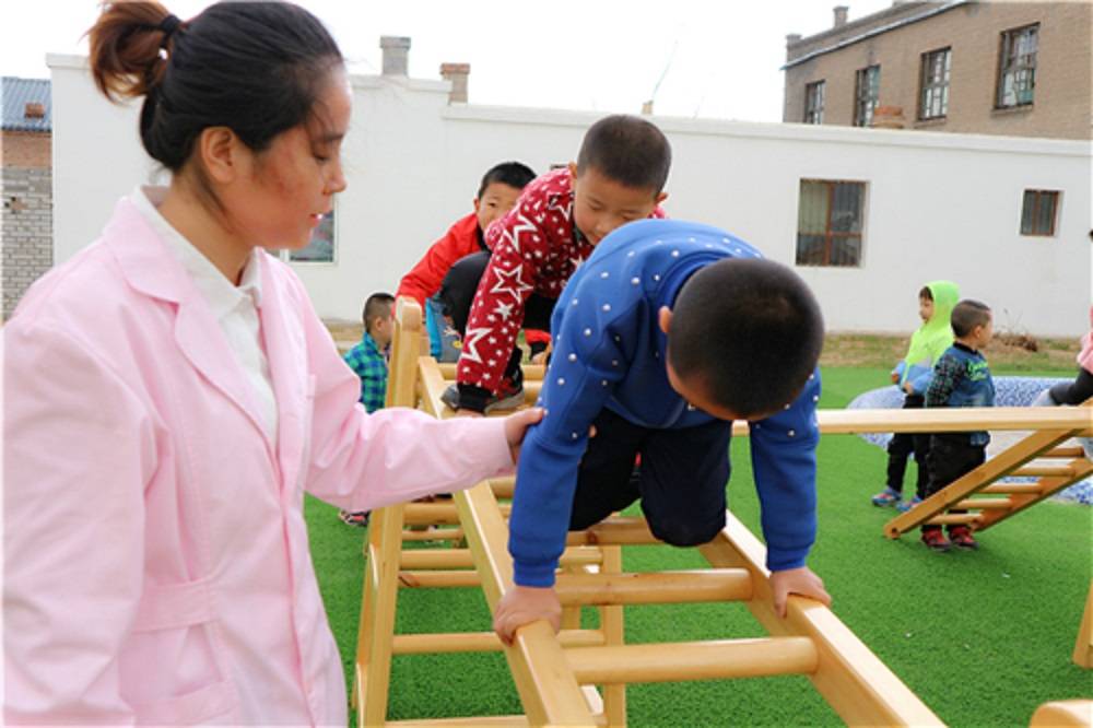 技能|若想孩子在幼儿园不受委屈，少不了4个必要条件，大人别忽视