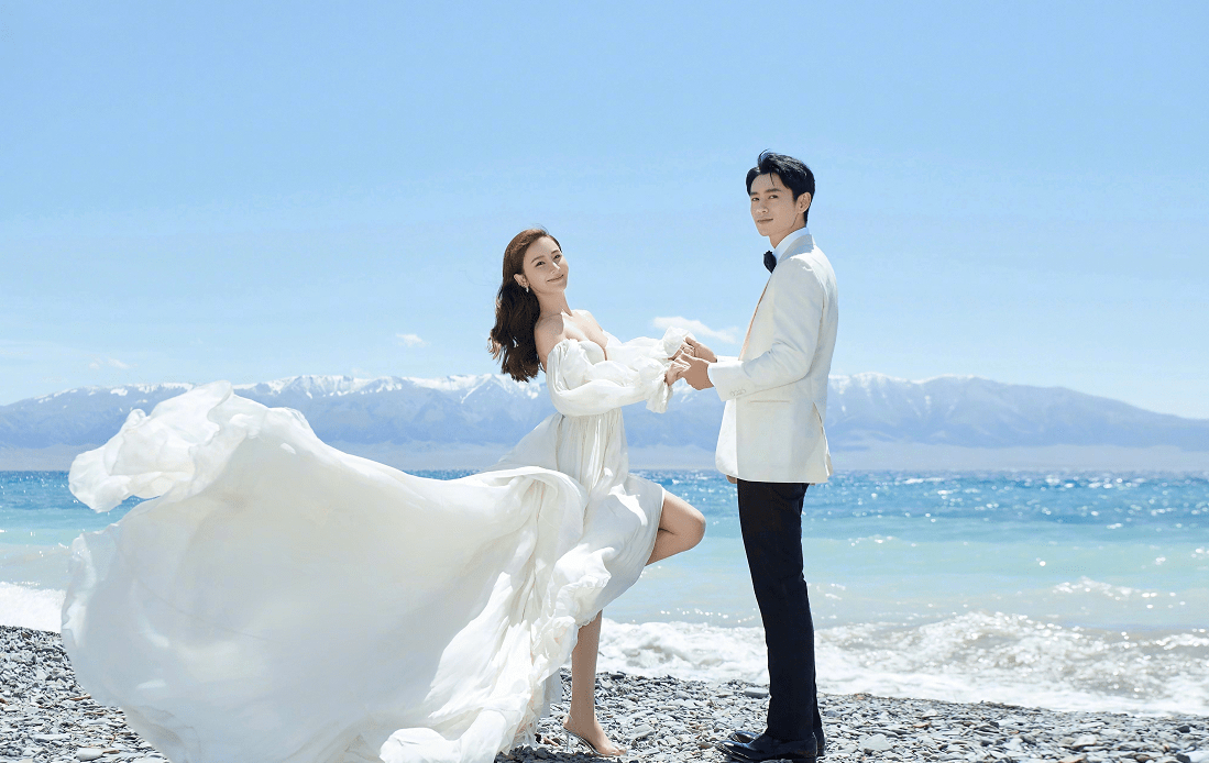 婚纱照|魏晨的妻子藏得挺深的，七夕节晒结婚照，骑着白马的老婆真娇嫩