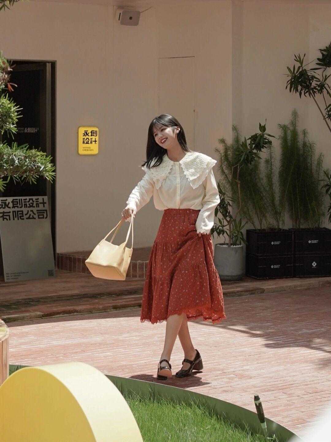 设计|秋天的日常穿搭示范，毛衣搭配牛仔裙舒适简约，学生党也能穿