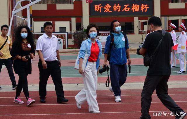 显高|49岁海霞生活照曝光，穿运动套装身姿挺拔，个不高气质却不输董卿