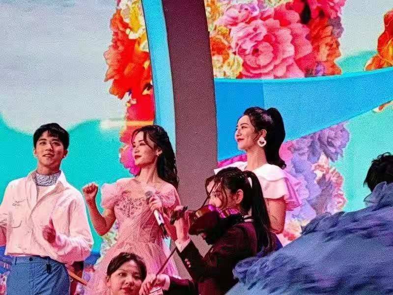 仙女|五四晚会彩排曝光！热巴穿一步裙跟吴磊同框，李沁小仙女造型超美