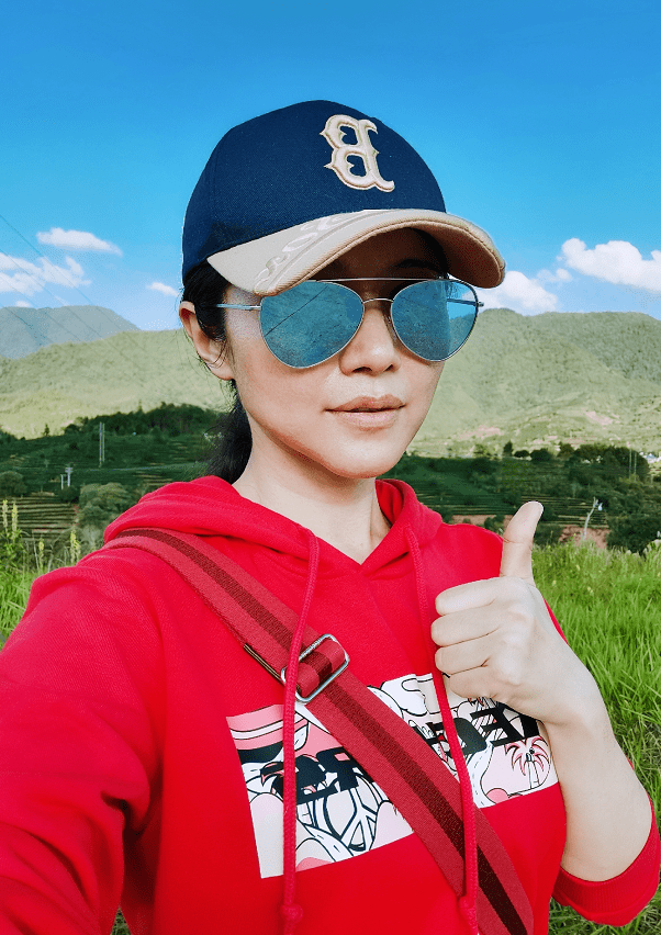 显得|颜丙燕一点没被中年困扰，穿红色显得优雅大气，看着挺有气场的
