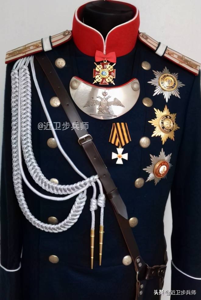 的苏军军服一样,大量参考了沙俄军服的设计,比如沙皇副官的一种军服