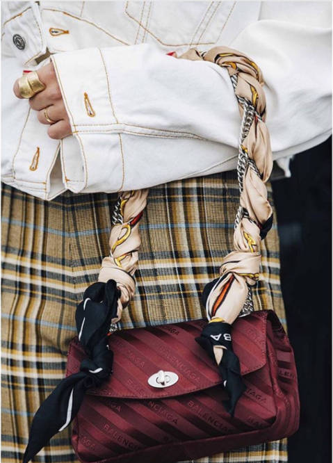 颜色|丝巾你还围出大妈味道？学会这小巧思，胜过你买一百件土气新衣！