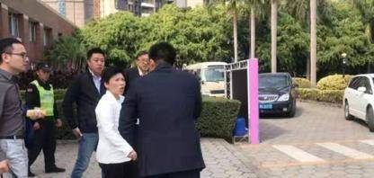郭晶晶|郭晶晶瘦了,穿针织衫配休闲裤腿长腰细,跟邓亚萍聊天显豪门气质