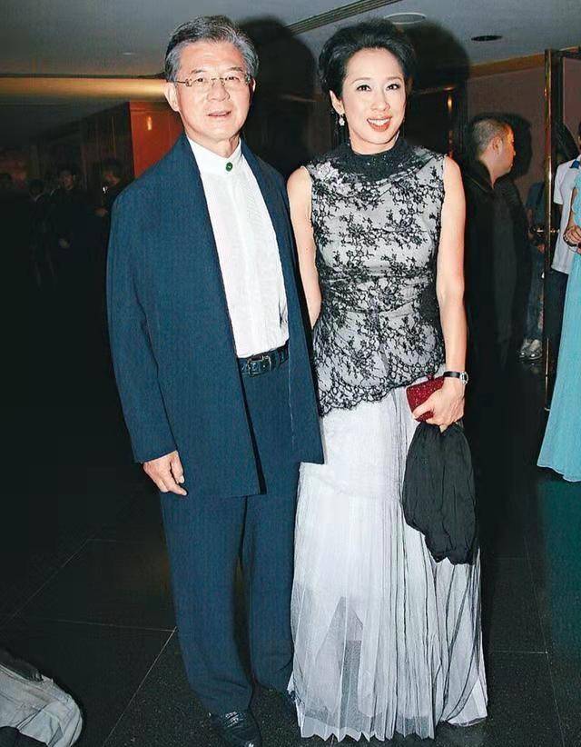 郭晶晶|郭晶晶婆婆罕见现身！穿大衣配高跟鞋气质高贵，二婚老公时髦儒雅