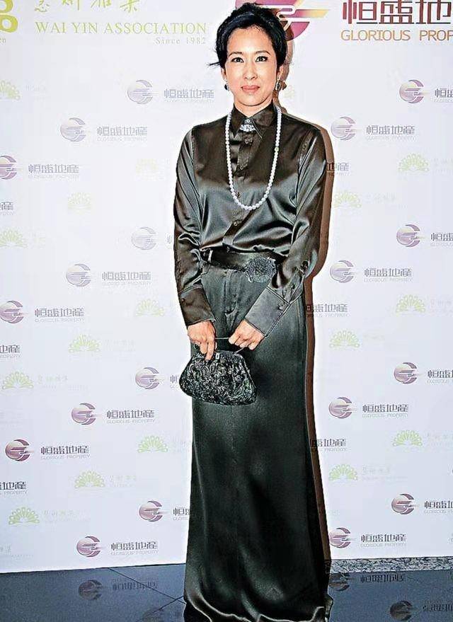 郭晶晶|郭晶晶婆婆罕见现身！穿大衣配高跟鞋气质高贵，二婚老公时髦儒雅