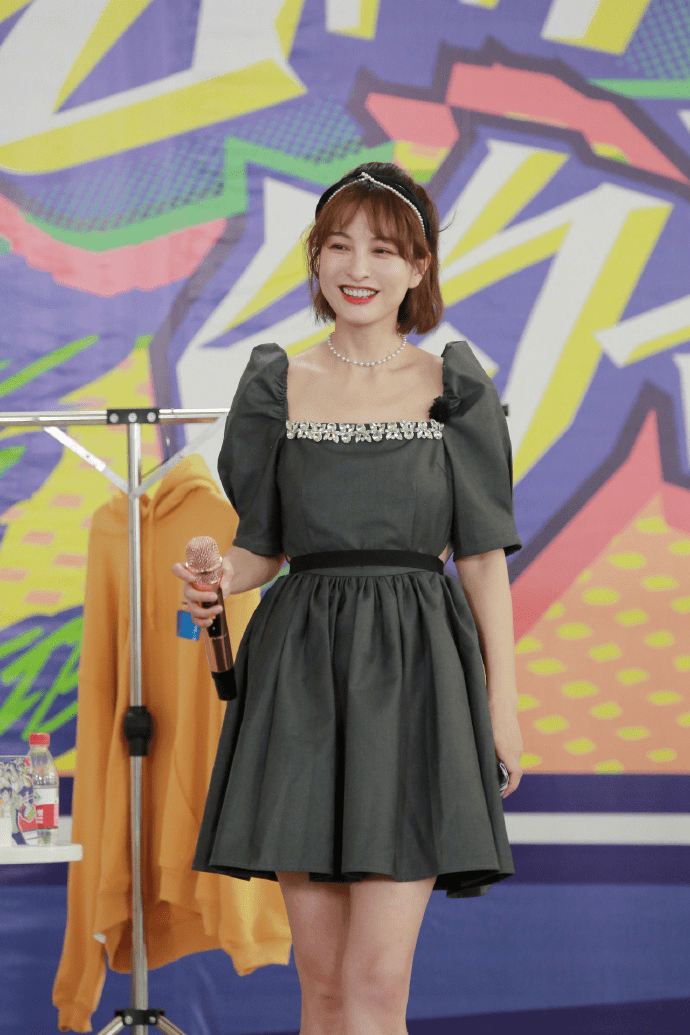 时尚|吴昕看着不像38岁，穿针织开衫搭配阔腿裤显年轻，秒变成18岁少女