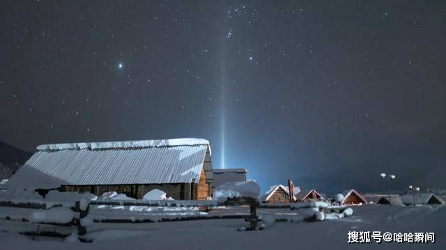 喀纳斯出现神奇天象，雪夜中突现彩虹，一束束光形同柱状直通上空