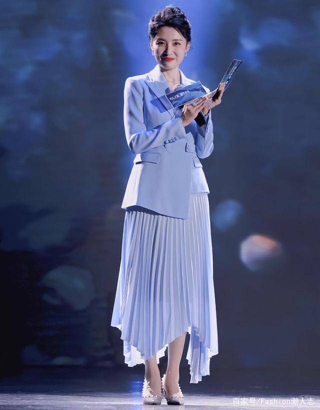 整体|52岁周涛近照曝光！西服配长裙气质佳，就是法令纹暴露年龄了