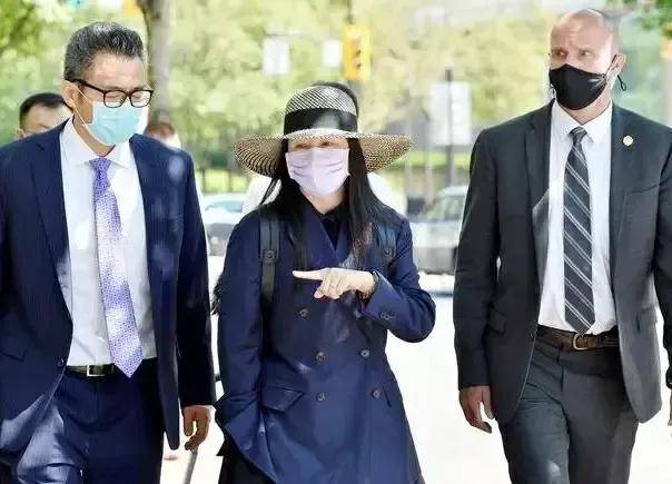 显得|孟晚舟近照曝光!造型优雅戴电子镣铐让人心疼,妹妹上综艺超潇洒