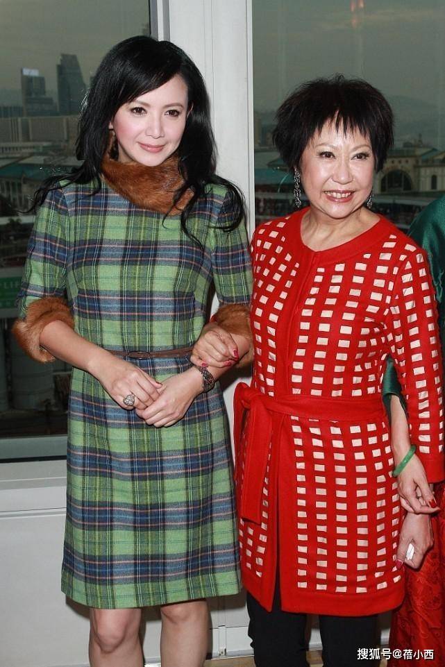 曾华倩|“曾华倩”真有56岁？穿格纹连衣裙气质高贵又优雅，这状态逆天了