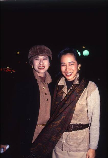 郭晶晶|郭晶晶婆婆罕见现身！穿大衣配高跟鞋气质高贵，二婚老公时髦儒雅