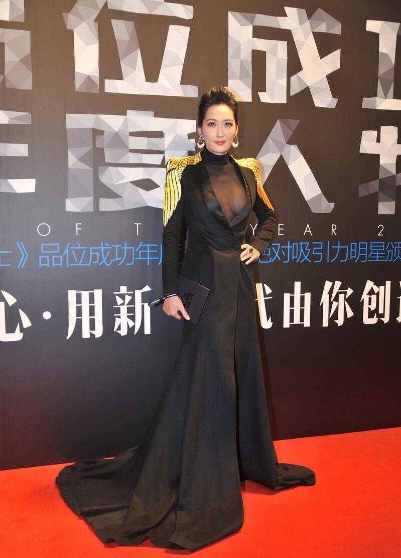 腰肢|孟广美真是没见老，53岁穿蕾丝短裙腰肢纤细，这身材年轻人都羡慕
