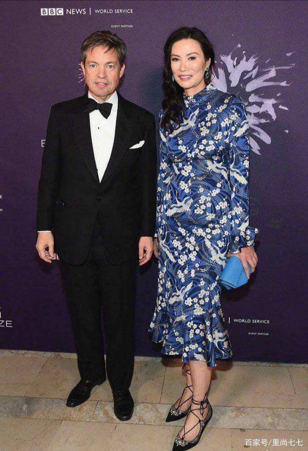 身材|51岁邓文迪欧美妆造型曝光，红裙盘发气场太强，古铜肤色太个性