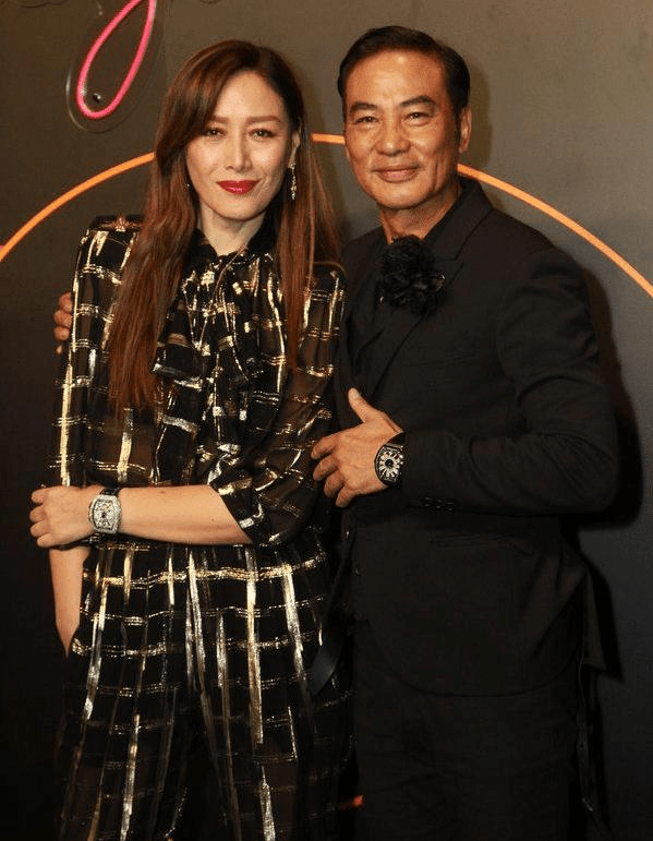 年龄段|任达华妻子七夕晒合影，结婚24年仍然爱穿情侣装，感觉看不腻