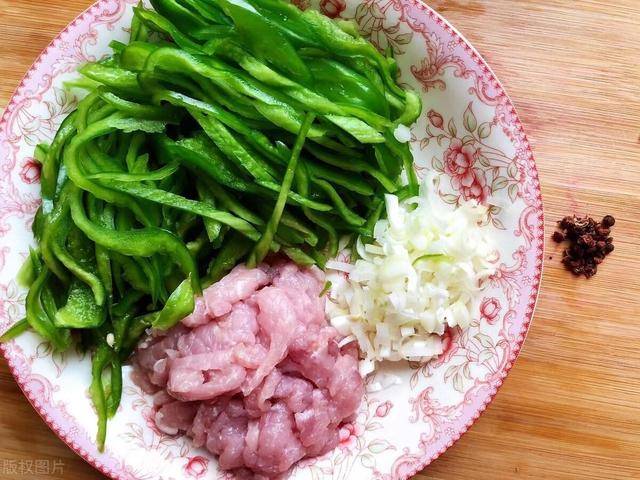 做法|做湖南名菜辣椒炒肉，先炒肉还是辣椒？学会正确做法，滑嫩又入味