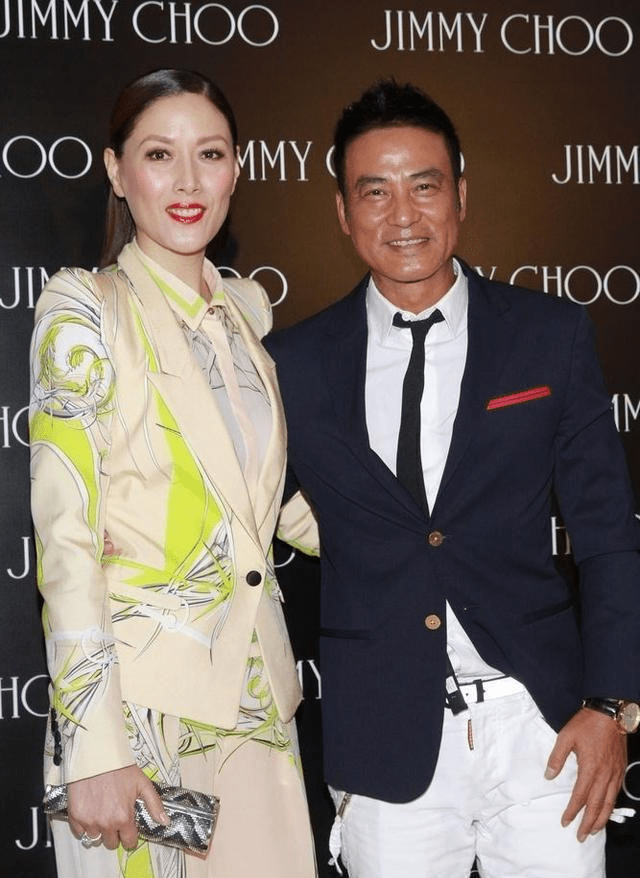 年龄段|任达华妻子七夕晒合影，结婚24年仍然爱穿情侣装，感觉看不腻