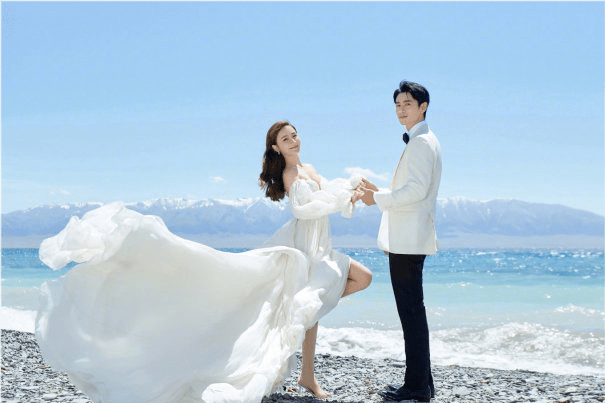 婚纱照|魏晨七夕秀恩爱真高调！晒婚纱照堪比王子与公主，圈外老婆颜值真高