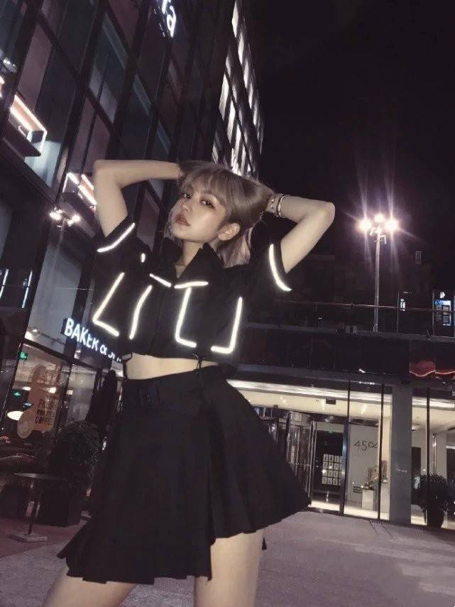 下装|包贝尔老婆不避嫌，领着女儿出门穿T恤还要露腰，但好身材真惹眼