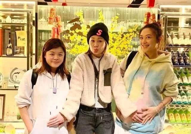 Jasper|陈小夏儿子真酷，Jasper为匹配情人节礼物，特意穿红外套配运动裤
