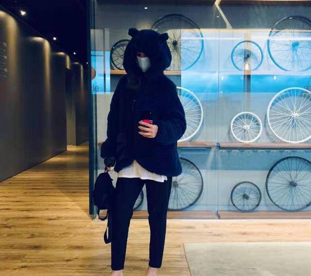 杨丞琳|杨丞琳戴口罩穿小熊衣，过年坚持运动，室内也要又美又安全！