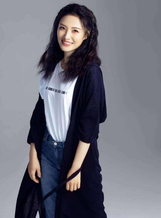 皮筋|周涛都这么时髦了？绿色衬衣配伞裙，马尾用5毛钱皮筋扎出新花样