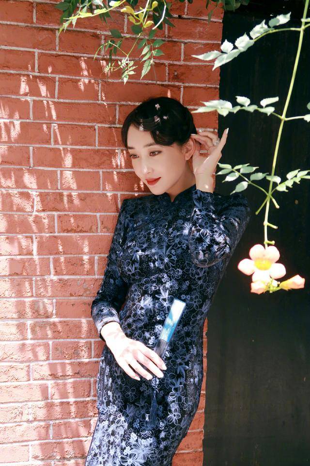 曲线|杜若溪哪像3岁孩子的妈？穿旗袍裹出曲线凹凸感迷人，惊艳旧时光