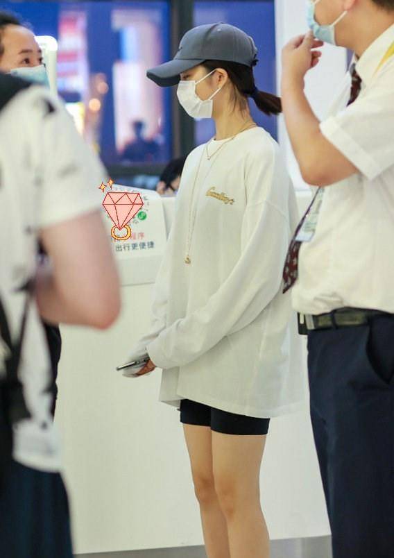 黄磊|黄磊15岁女儿出落得亭亭玉立，穿白T凹下衣失踪硬装成熟，真时尚