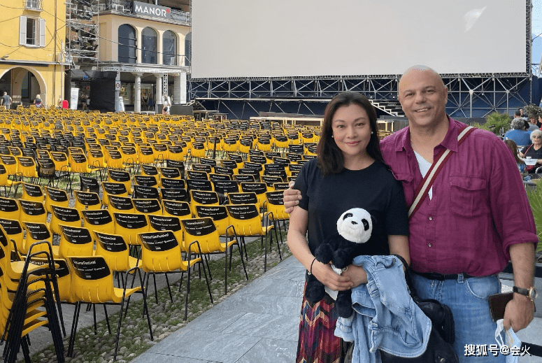 瑞士|57岁史可罕秀恩爱！被外国老公亲密搂肩，混血儿子身材壮硕颜值高