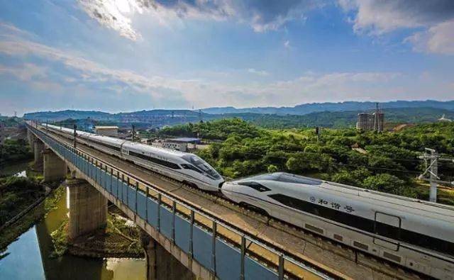 途经泸县,龙马潭区,江阳区,在泸县云锦镇设泸州东站,与绵泸高铁泸州站