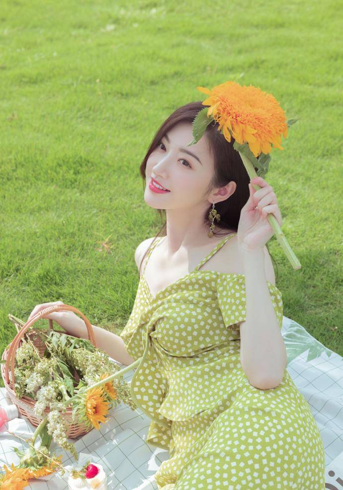 应景|景甜也太任性了，拿碎花裙配长袜好会玩，结果不仅不丑还挺好看的