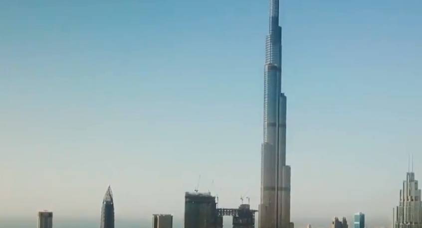 世界上最高的大楼，高度为1007米，这感觉就像与云朵肩并肩！